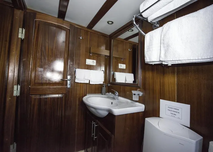 Tersane Iv Vincitore 4 Di Bruno Barbieri 보트호텔 팔레르모